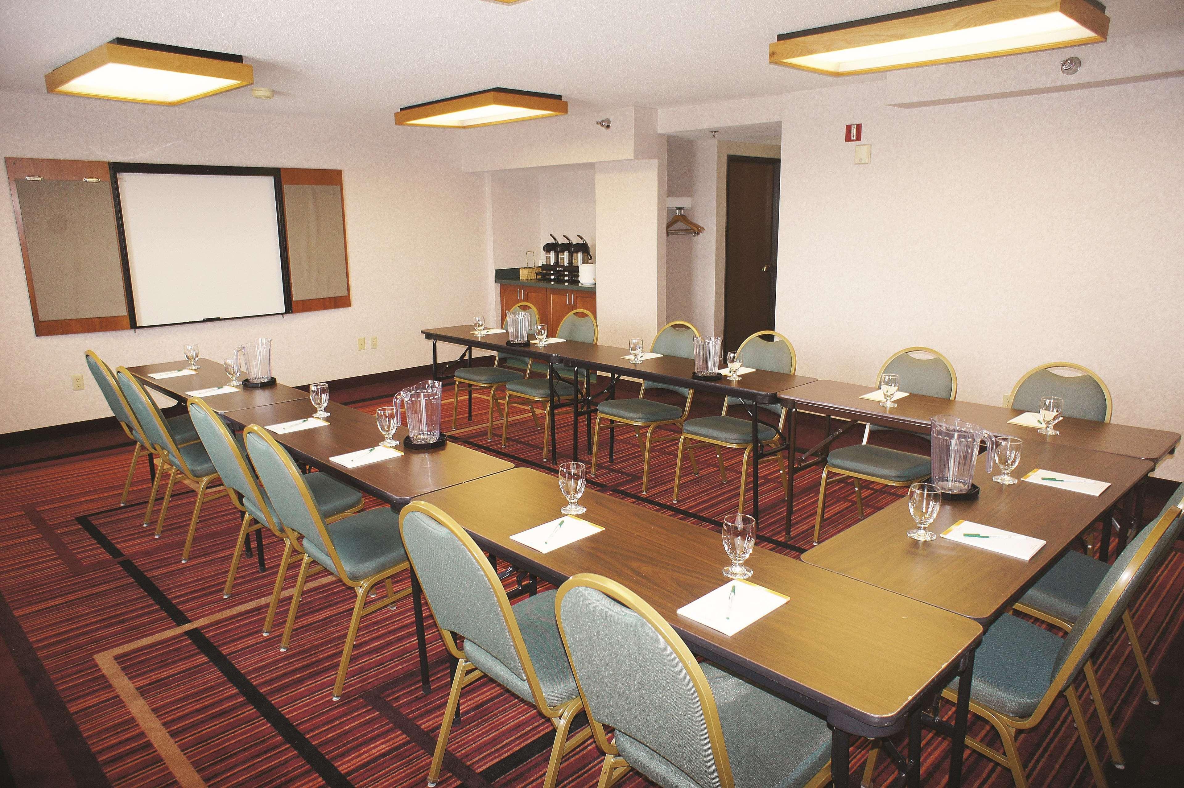 Holiday Inn Express St. Albans By Ihg מראה חיצוני תמונה