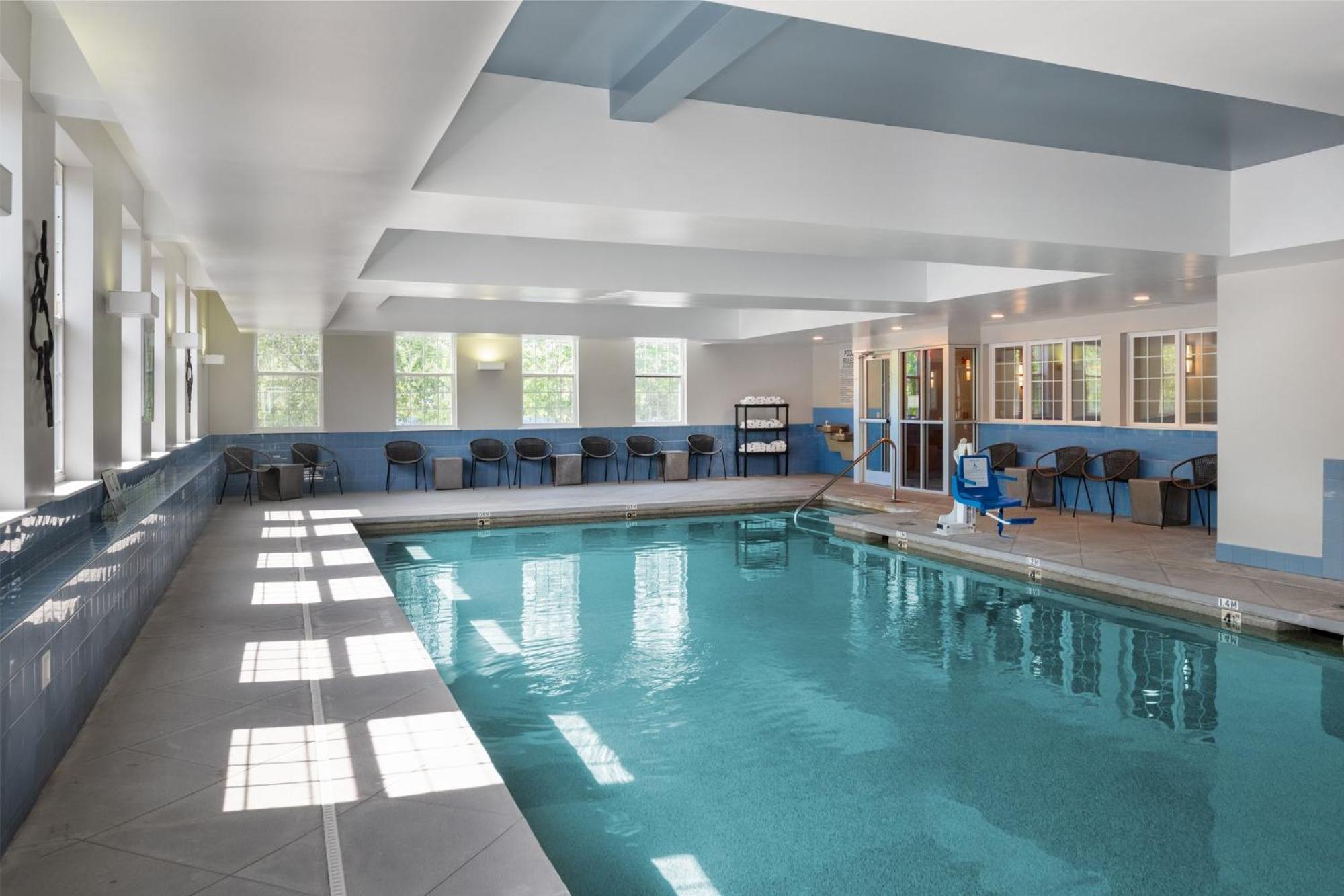 Holiday Inn Express St. Albans By Ihg מראה חיצוני תמונה